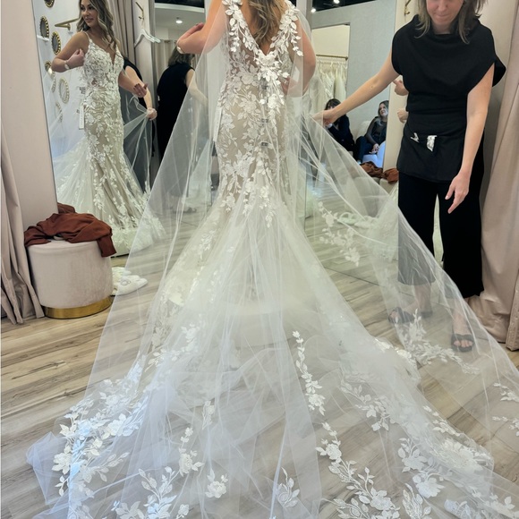 Enzoani tulle bridal cape - Picture 3 of 8
